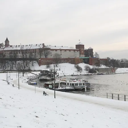 Next To Wawel Castle, Vistula River & Old Town Cracow קרקוב