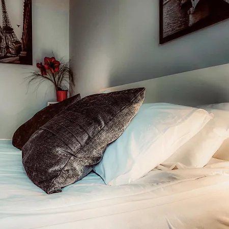 Next To Wawel Castle, Vistula River & Old Town Cracow Daire Krakow