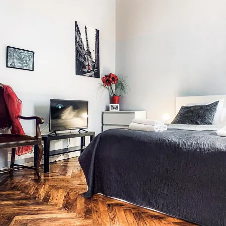 Next To Wawel Castle, Vistula River & Old Town Cracow Daire