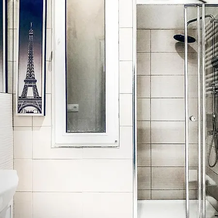 Next To Wawel Castle, Vistula River & Old Town Cracow *