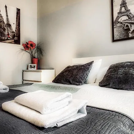 Next To Wawel Castle, Vistula River & Old Town Cracow Daire