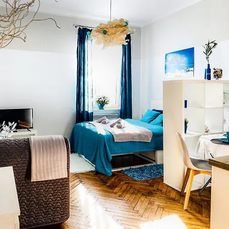 Next To Wawel Castle, Vistula River & Old Town Cracow *