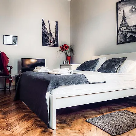 Next To Wawel Castle, Vistula River & Old Town Cracow Daire Krakow