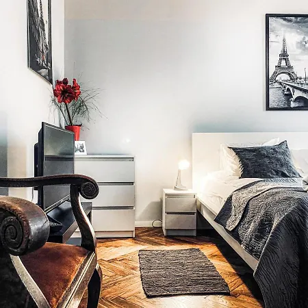 Next To Wawel Castle, Vistula River & Old Town Cracow * Cracovie