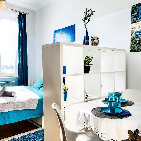 Next To Wawel Castle, Vistula River & Old Town Cracow * קרקוב
