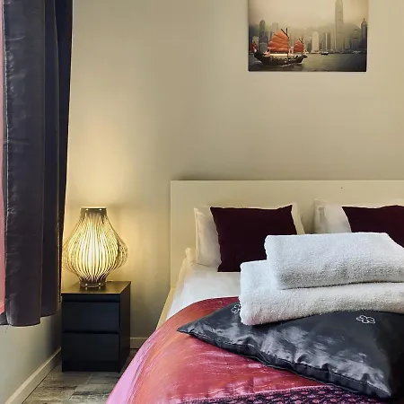 Next To Wawel Castle, Vistula River & Old Town Cracow Daire *