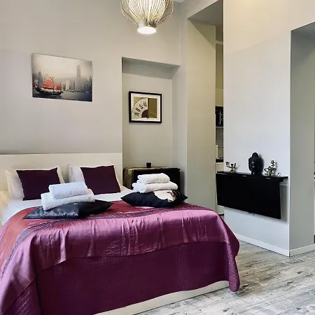 Next To Wawel Castle, Vistula River & Old Town Cracow * Krakow