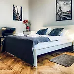 Next To Wawel Castle, Vistula River & Old Town Cracow شقة
