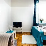 Next To Wawel Castle, Vistula River & Old Town Cracow * كراكوفيا