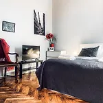 Next To Wawel Castle, Vistula River & Old Town Cracow شقة