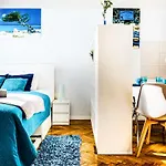 Next To Wawel Castle, Vistula River & Old Town Cracow * كراكوفيا
